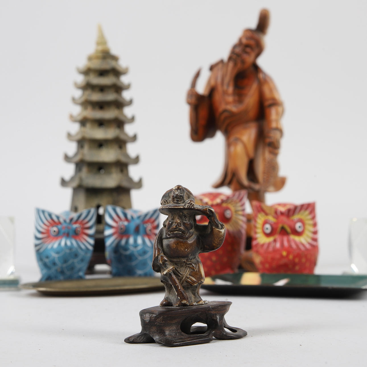 ASIATIKA samleobjekter, 11 stykker, herunder Pagodeskulptur i fedtsten, Kina, 20. århundrede.