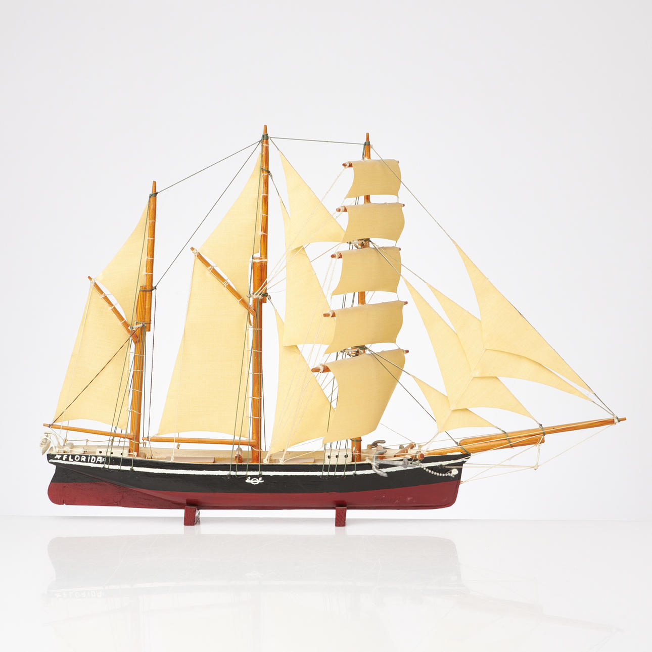 BÅTMODELL, "Florida", tremastad, 1900-tal, bemålat trä.