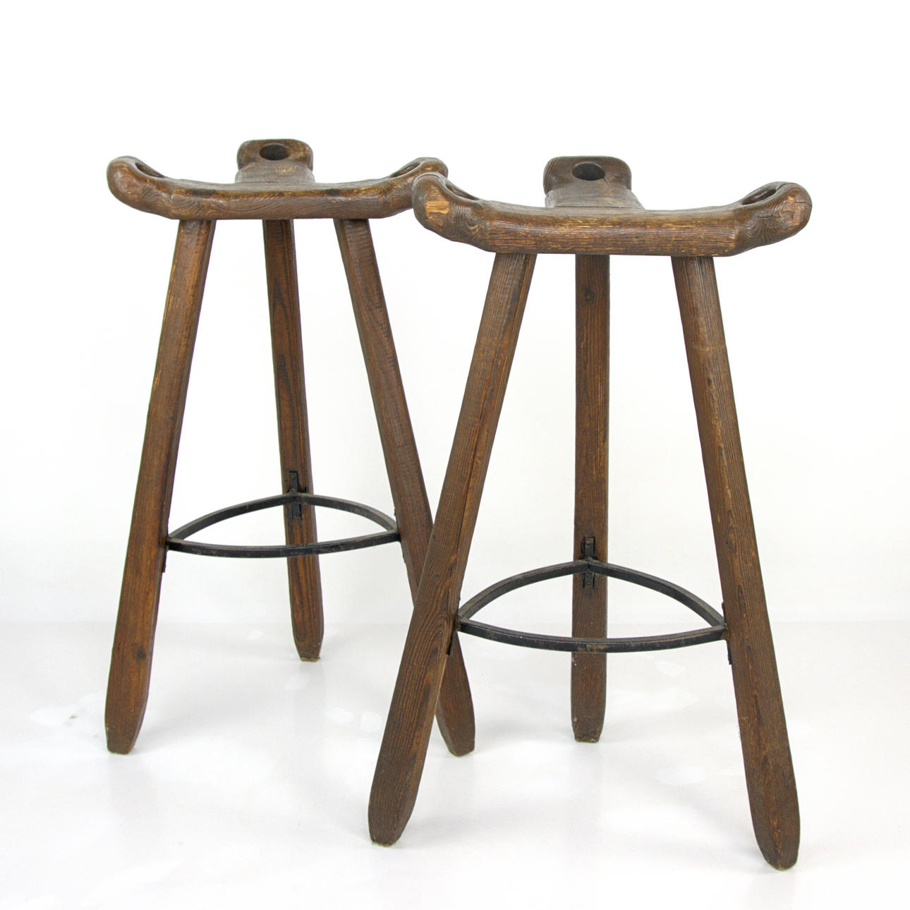 Ein Paar Barhocker, Hartholz, geschmiedet, wahrscheinlich Spanien.