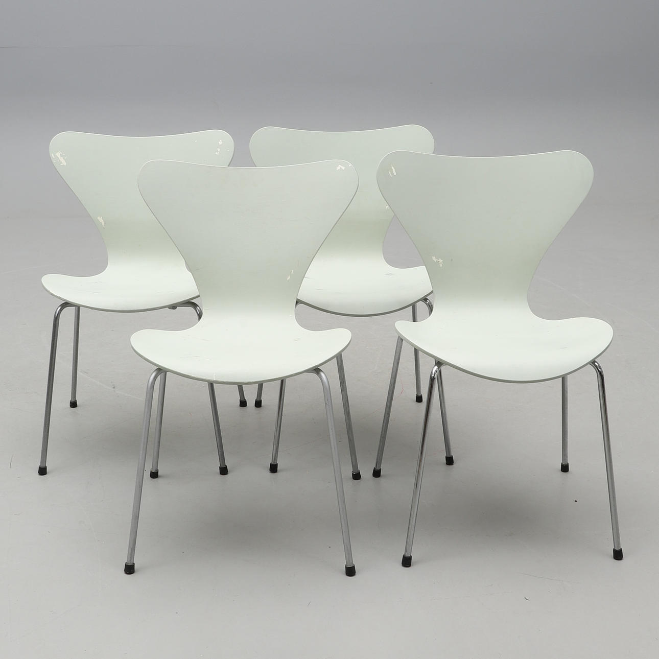 ARNE JACOBSEN. Un conjunto de cuatro sillas «Sjuan» de Fritz Hansen.