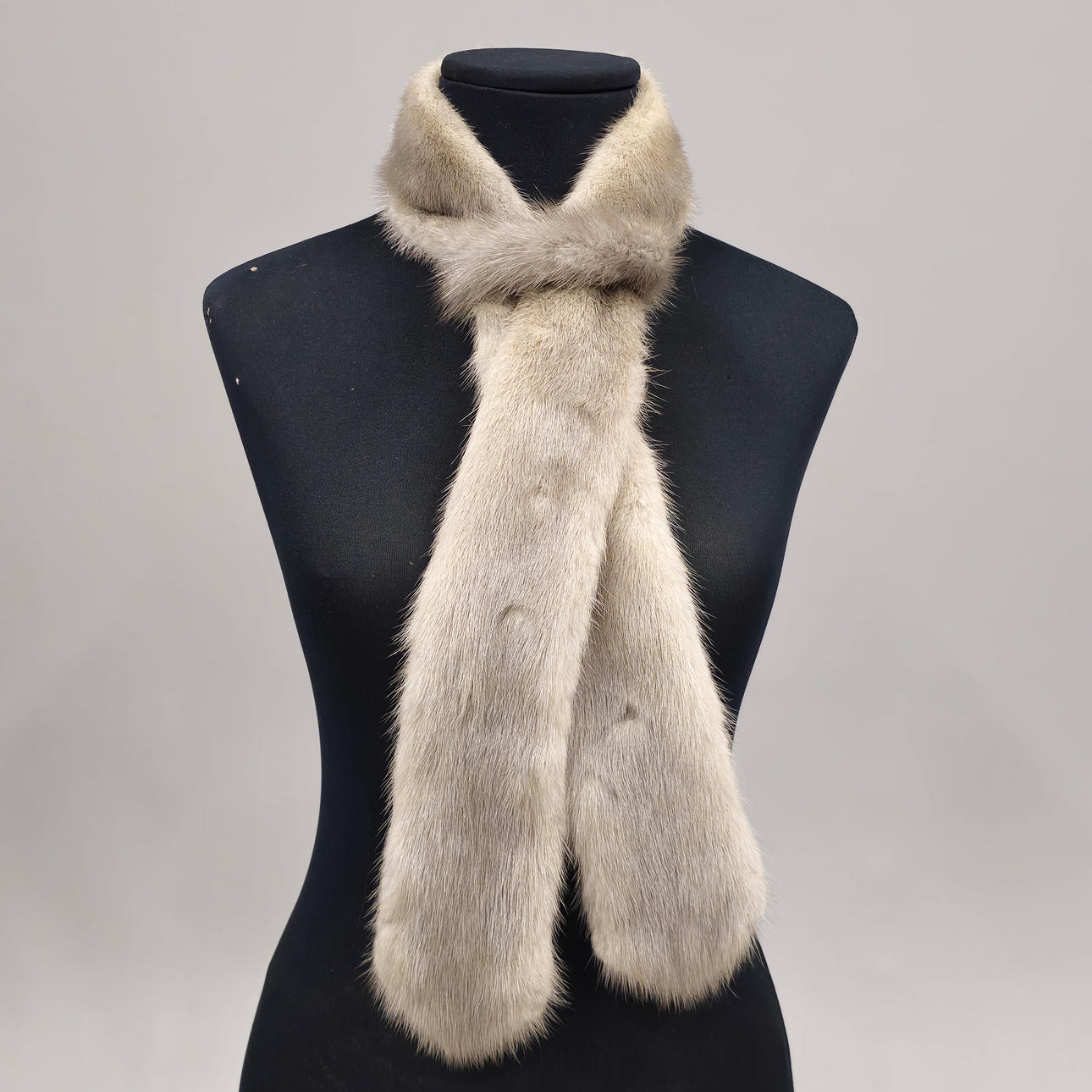 BOW-TYPE SCARF IN PEARL GRAY MINK.