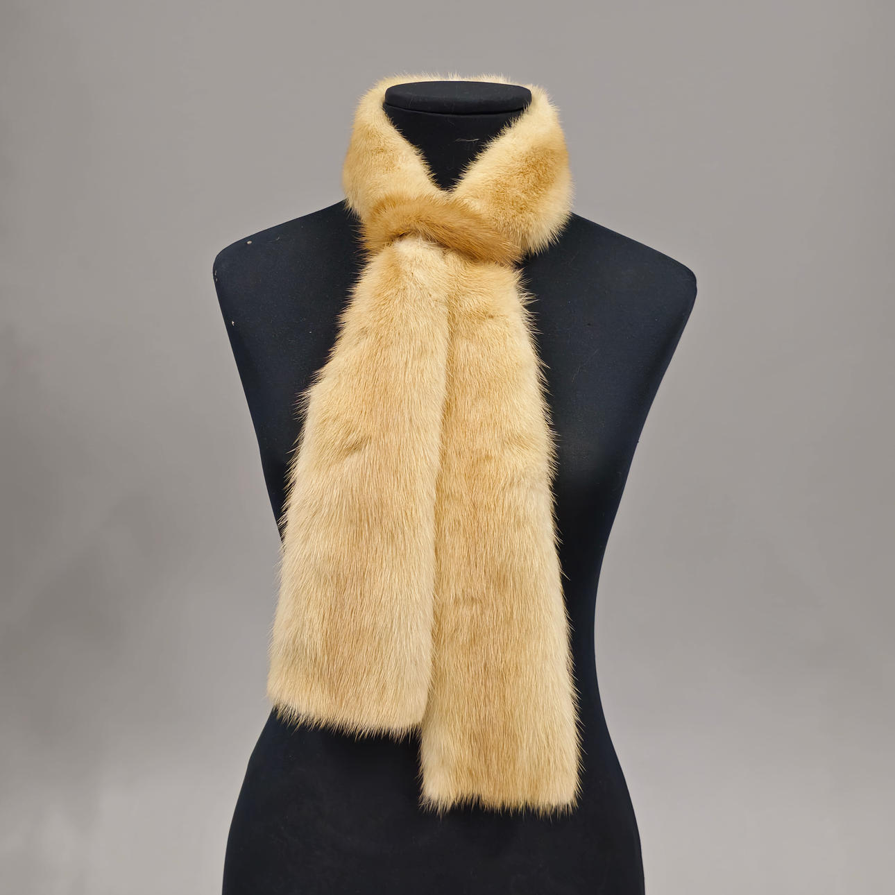 SCHAL AUS CORBATIN. PERLENFARBE IM NERZ.