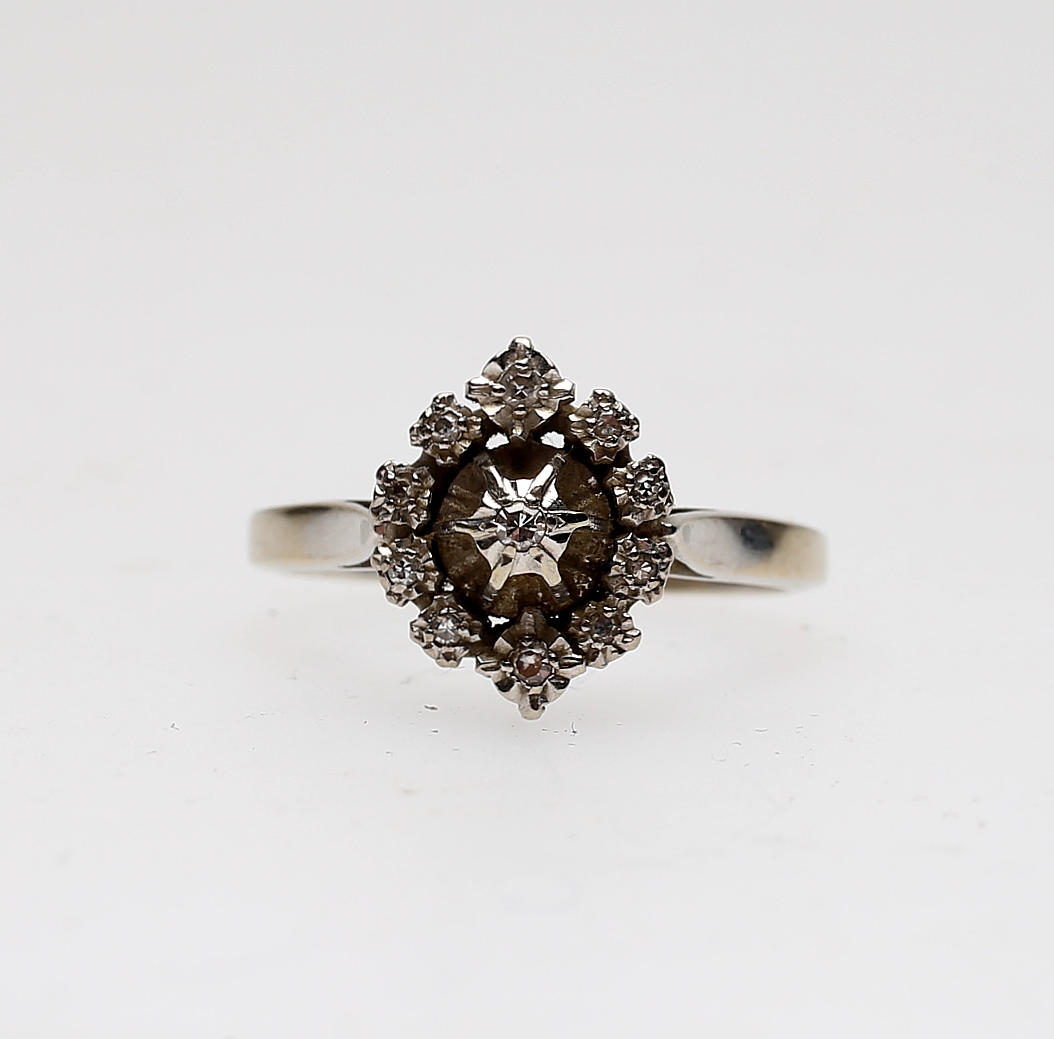 RING, 18k vitguld samt 11 st mindre diamanter.