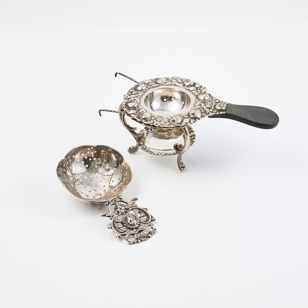 FACILITIES. 3 dlr, silver 800, different manufacturers, one with stand shank in bakelite decoration of roses, other Germany openwork shaft with lion mascaron.