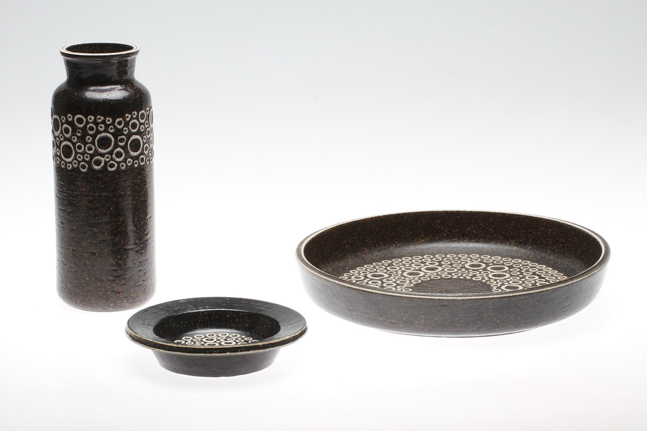 VASER samt FAT, 3 delar, "Kreta", Britt-Louise Sundell, Gustavsberg.