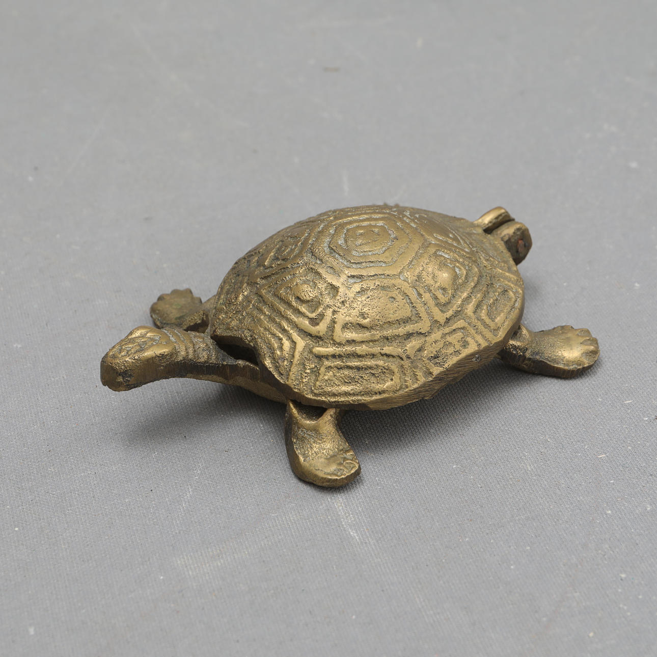 A tortoise-shaped ashtray, brass, 20th century.