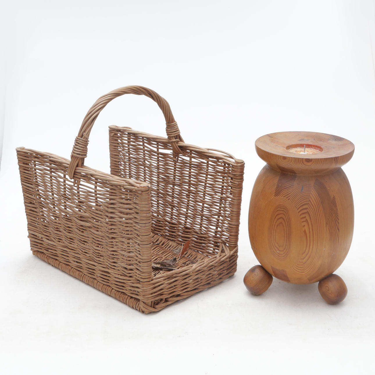 CANDELABRO DE SUELO Y CESTA DE MADERA, madera.