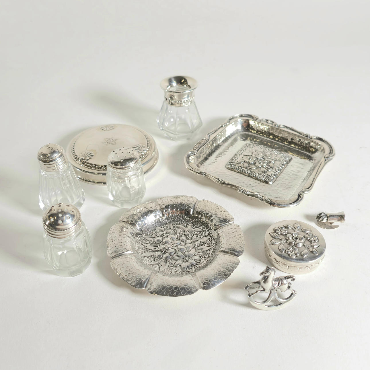 MISCELLANEOUS SILVER OBJECTS. SALT SHAKERS, PILLBOXES, TRAYS AND OTHERS.