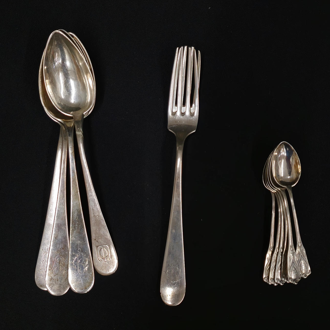 MISCELÁNEA DE CUBIERTOS EN PLATA.