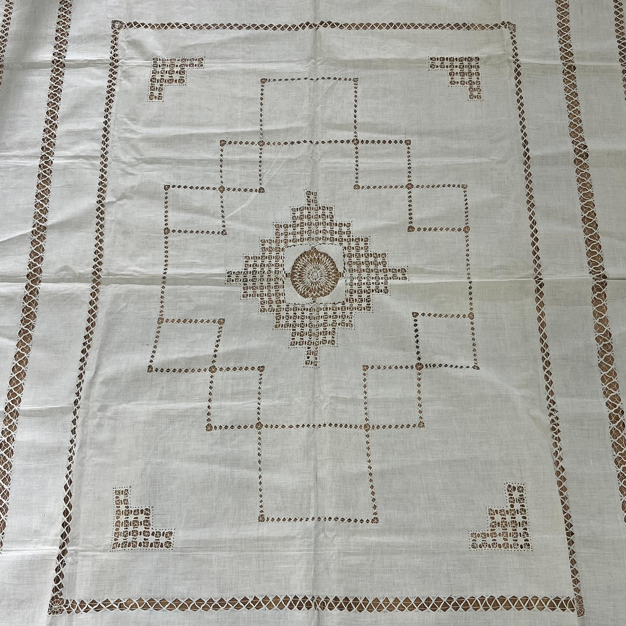 Mantel antiguo en hilo blanco bordado.