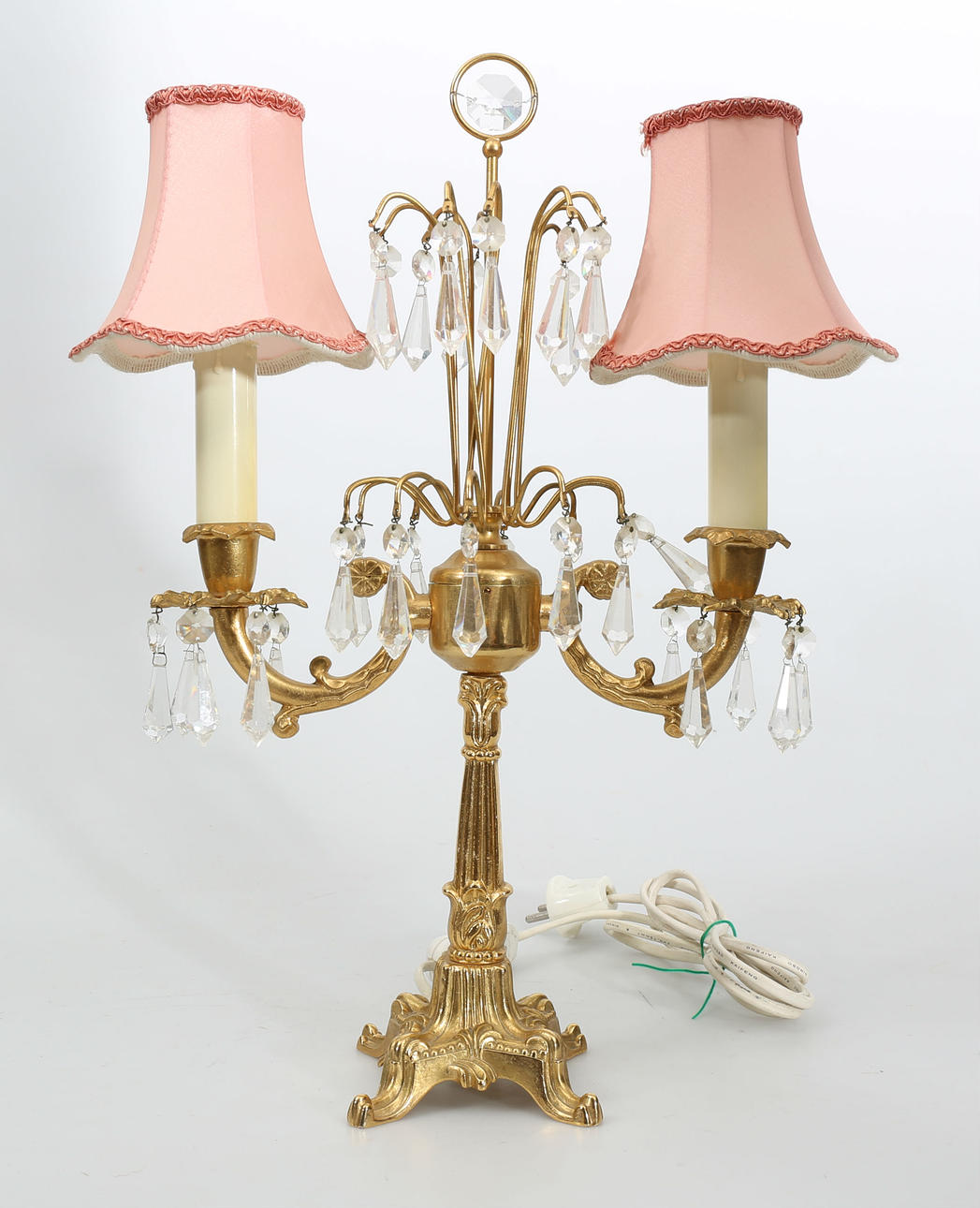 BORDSLAMPA, gulmetall och prismor, 1900-talets andra hälft.