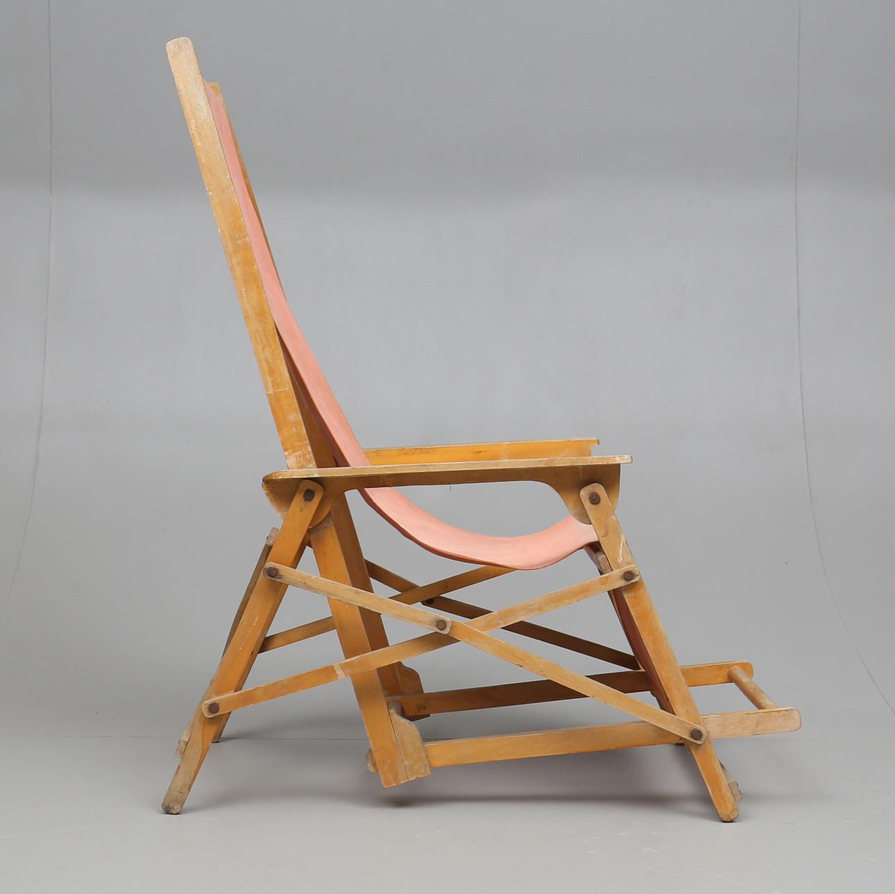 SOLSTOL, trä samt tyg, 1900-talets mitt.