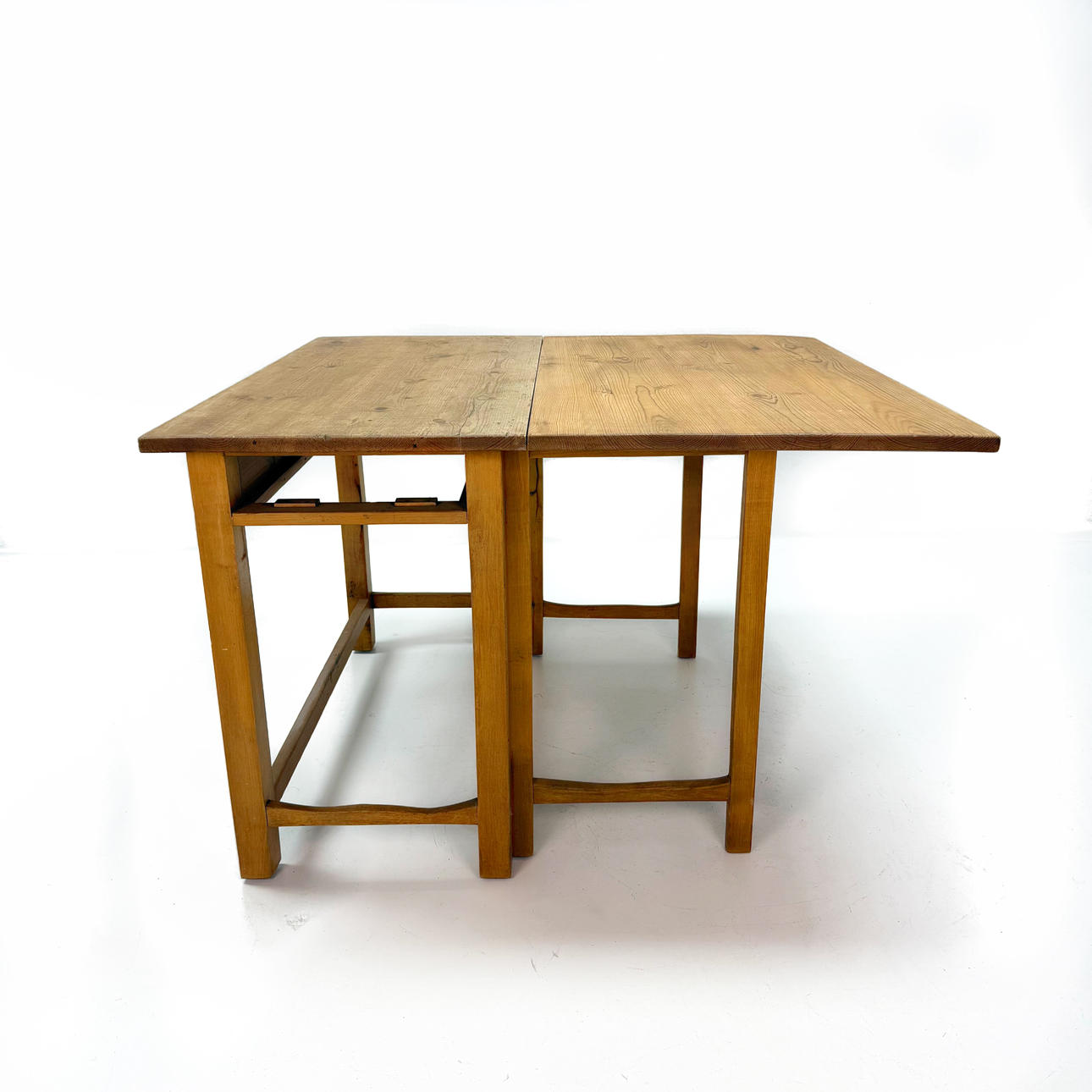 PERCUSSION TABLE - Pine, one flap, 18th/20th century.
