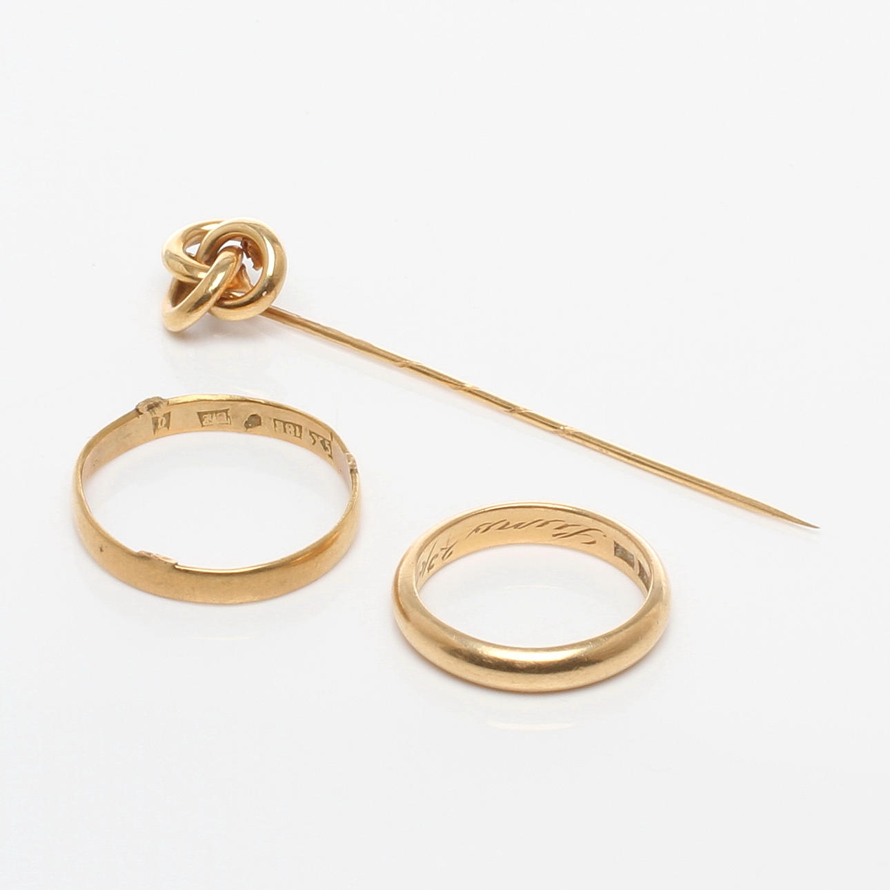 RINGAR 2 st 18k guld samt NÅL 18k guld, 1900-tal.