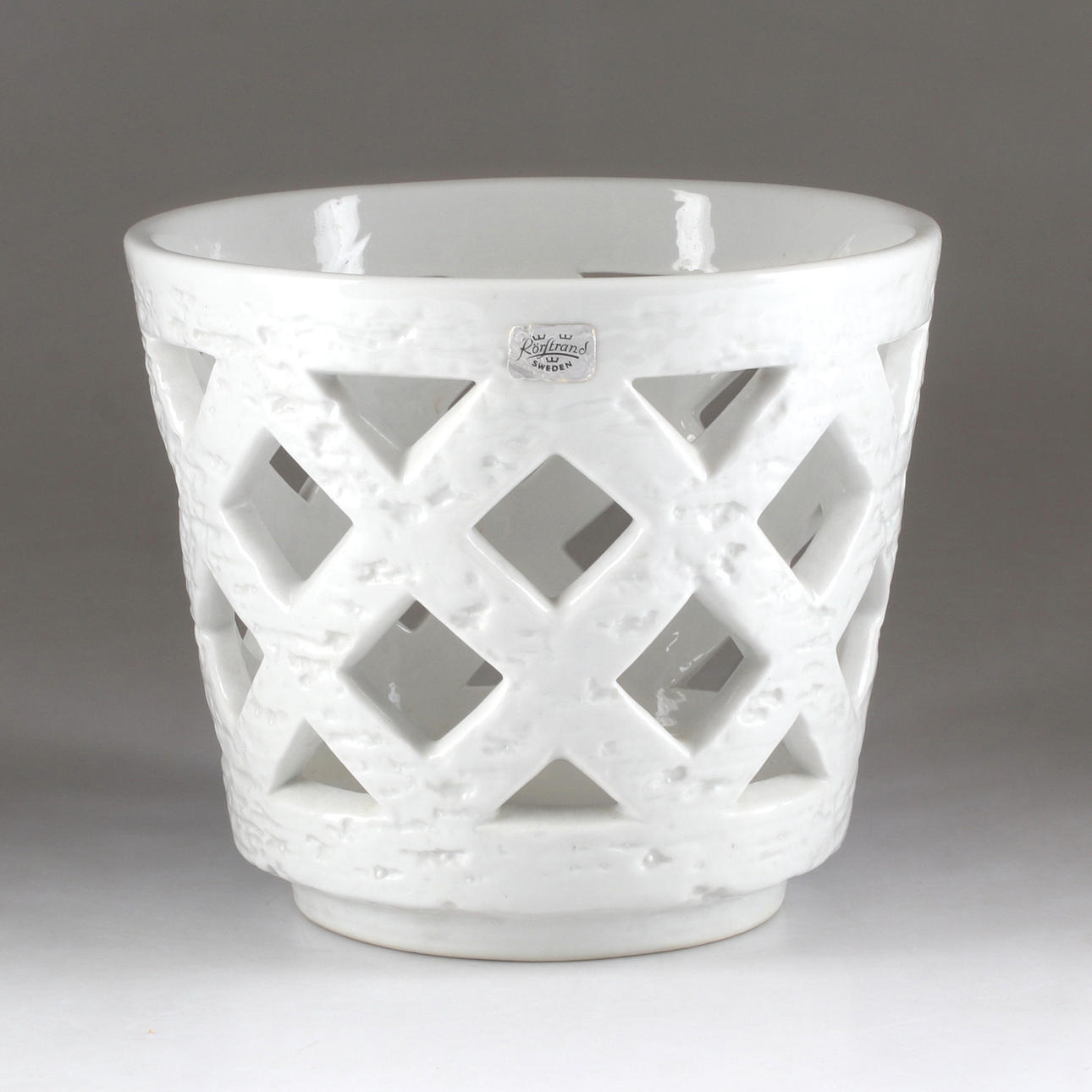 GUNNAR NYLUND. GUNNAR NYLUND, An outer lining, “Grid pot” Rörstrand.