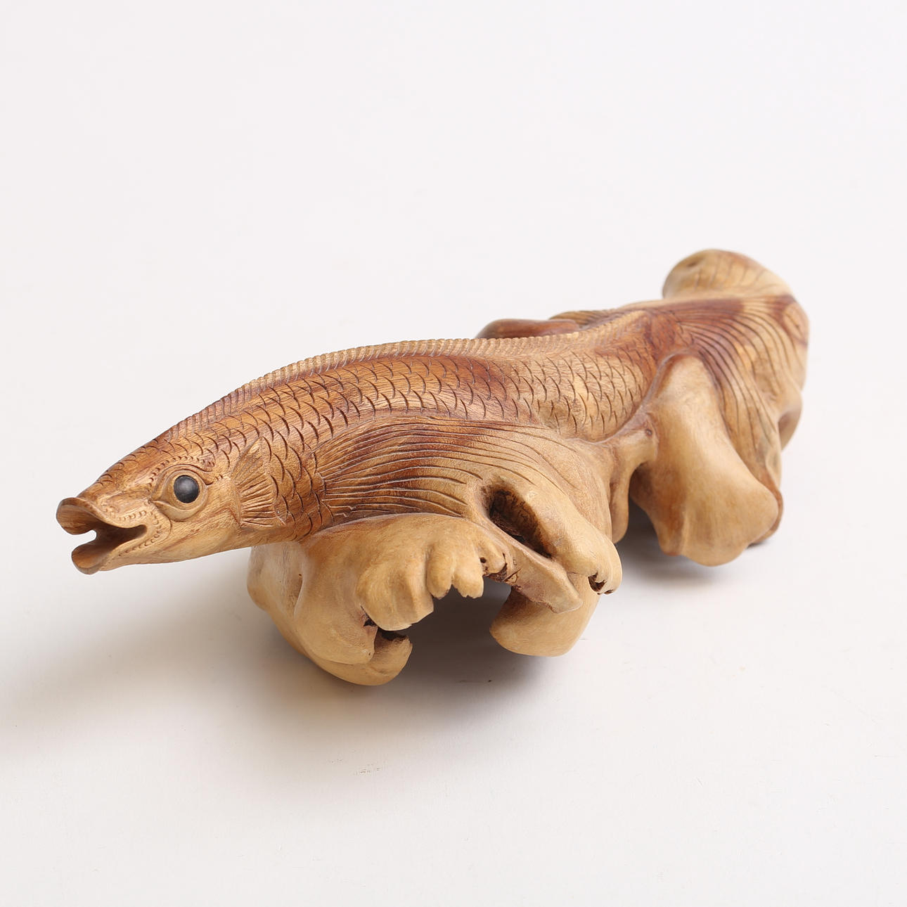 NETSUKE, veistos kalan muodossa, puu, Japani.
