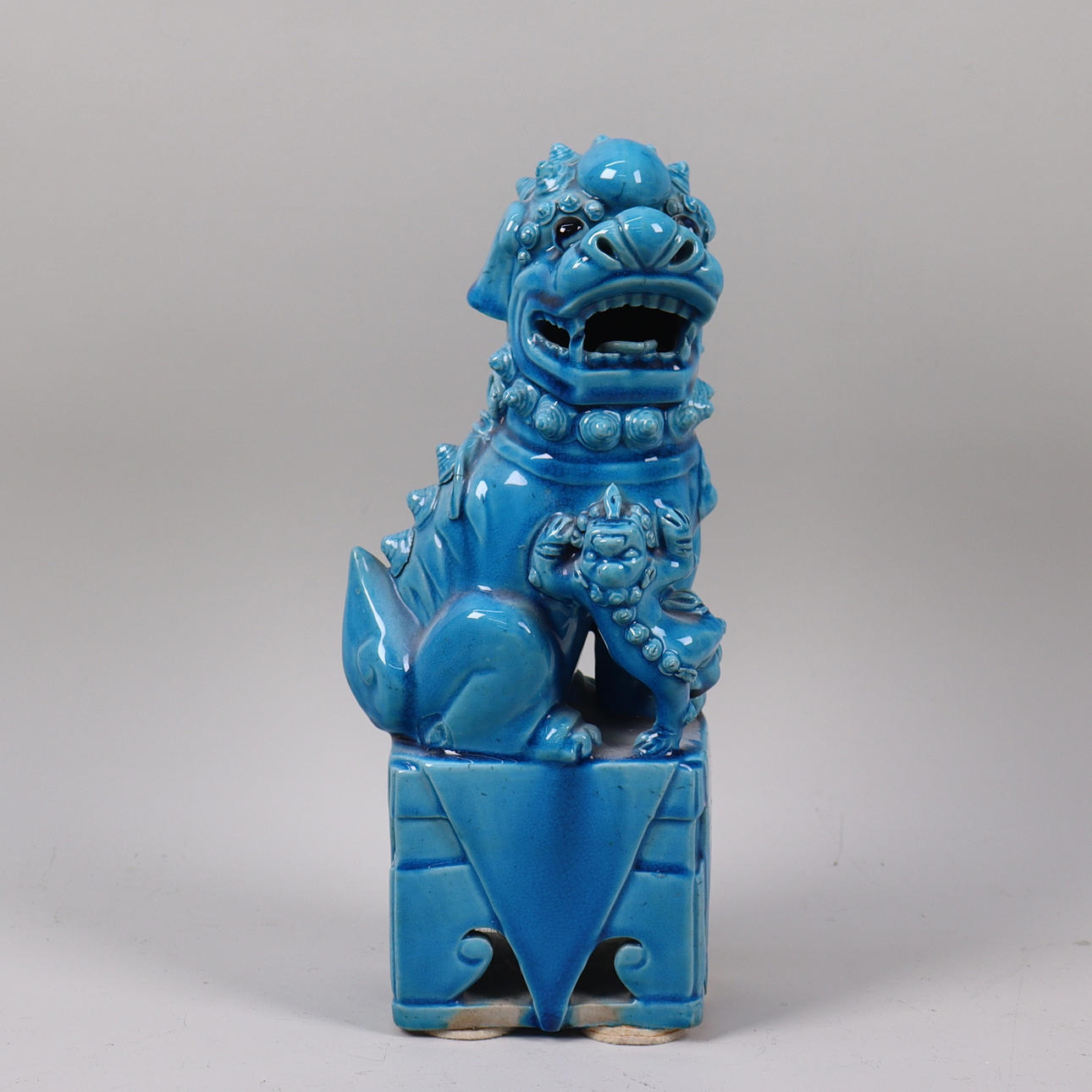 FO-/TEMPLE DOG, China, gres con esmalte azul.