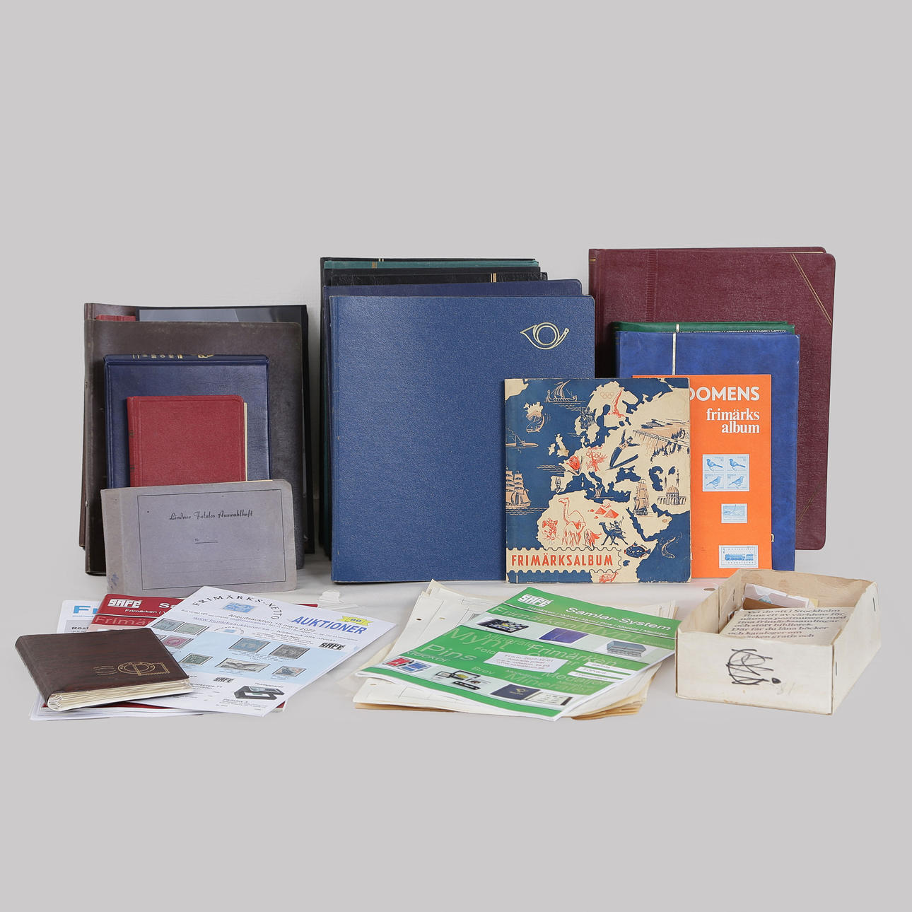 SCHACHTEL MIT LEEREN BRIEFMARKENALBEN.