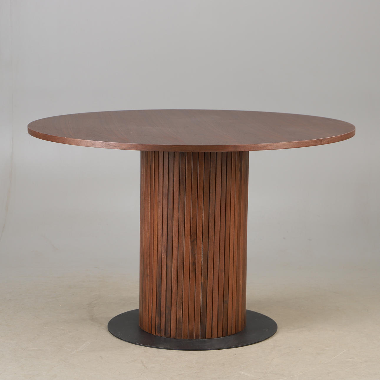 2000-luvun pähkinäruokapöytä.