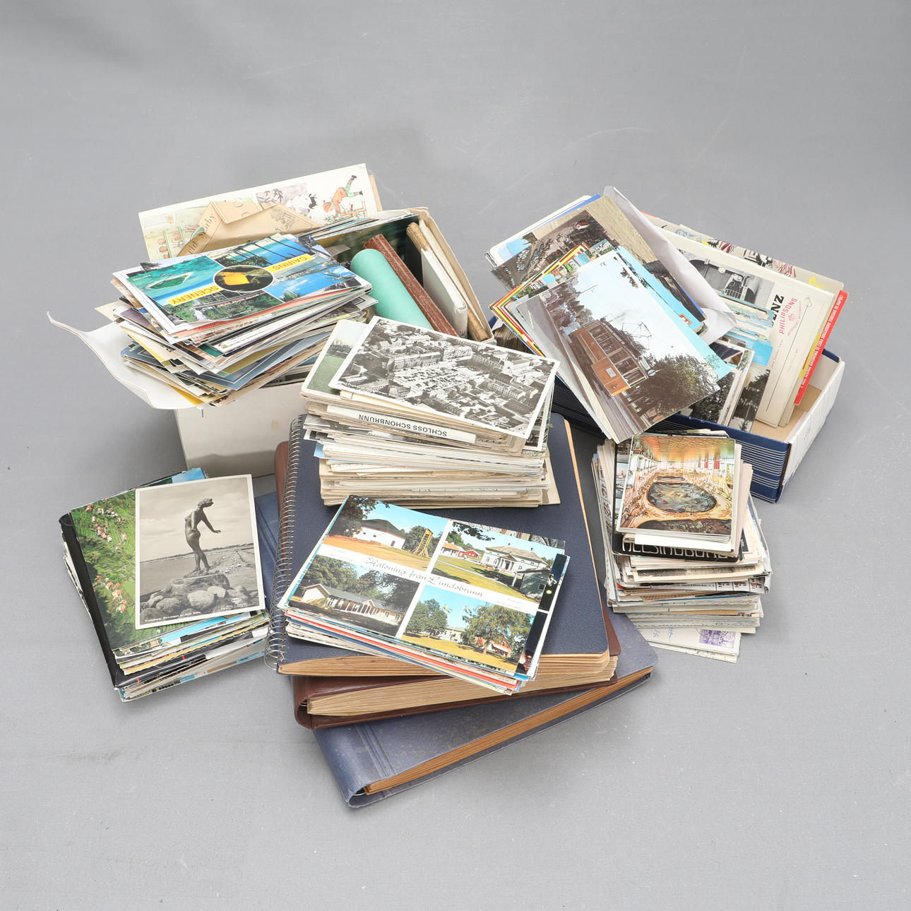 Postkarten, Alben und Werbebroschüren.