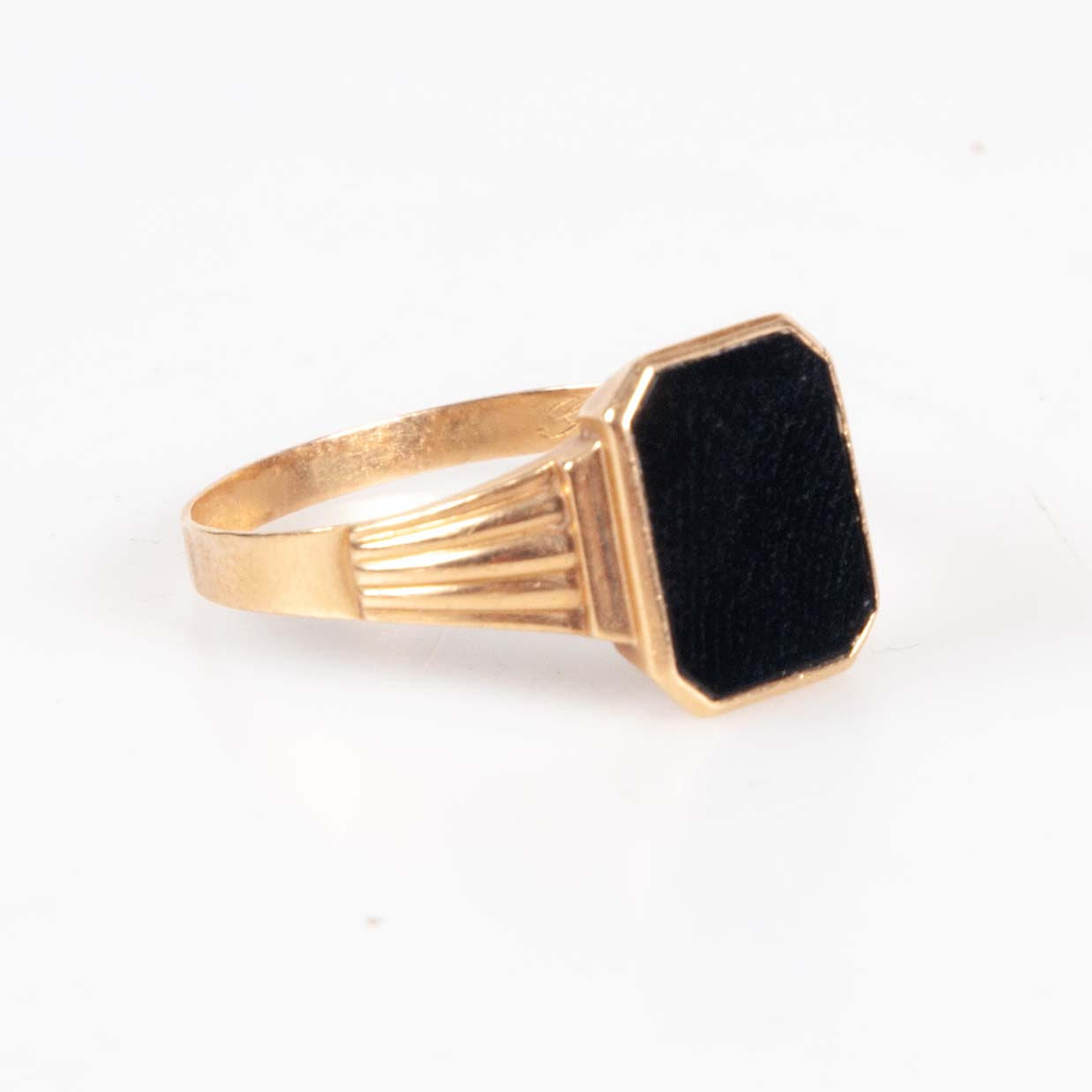 SIGNET RING. 18k gold, 3.59g.