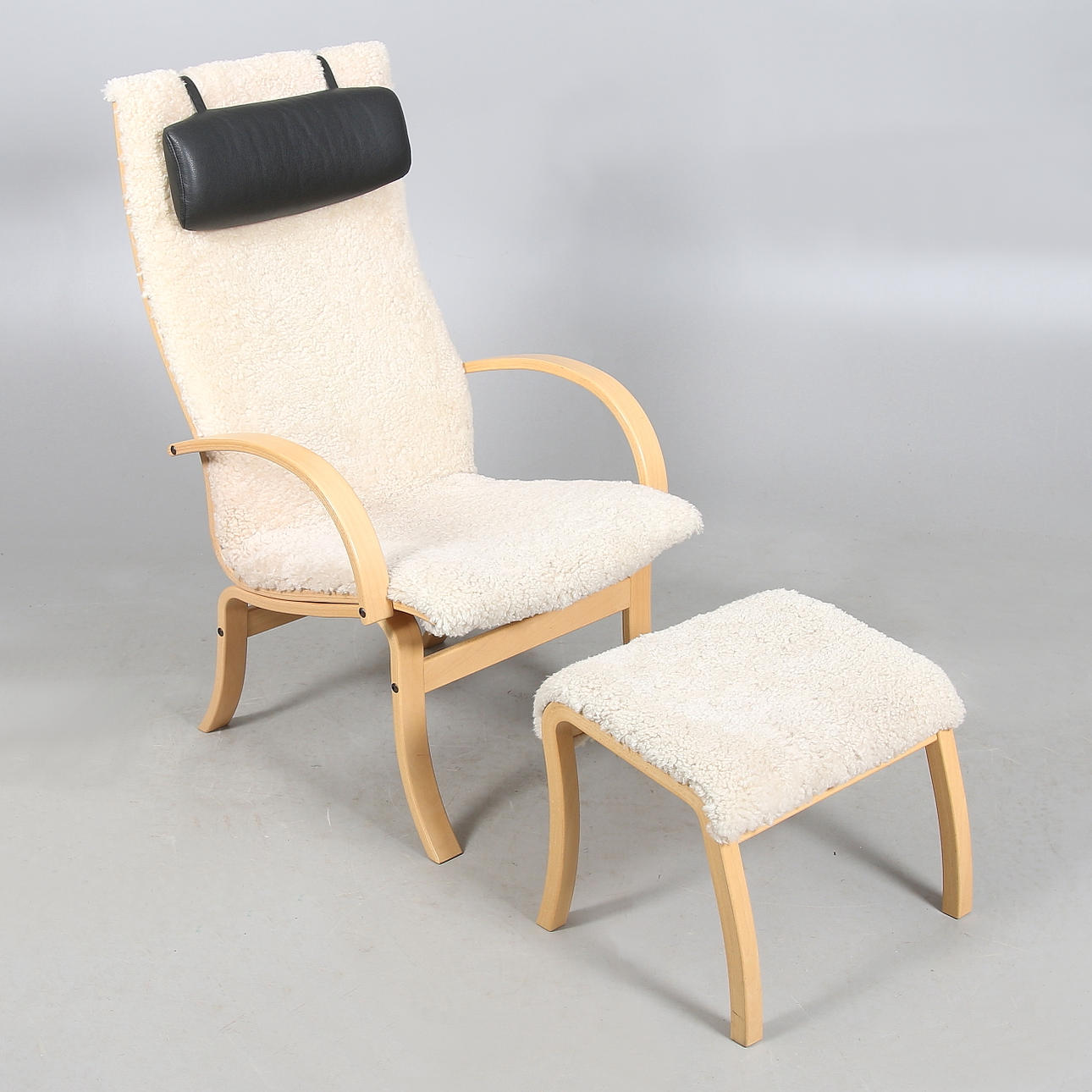 FÅTÖLJ med FOTPALL, fårskinn, formpressad bok och läder, Sverige, 2000-tal.