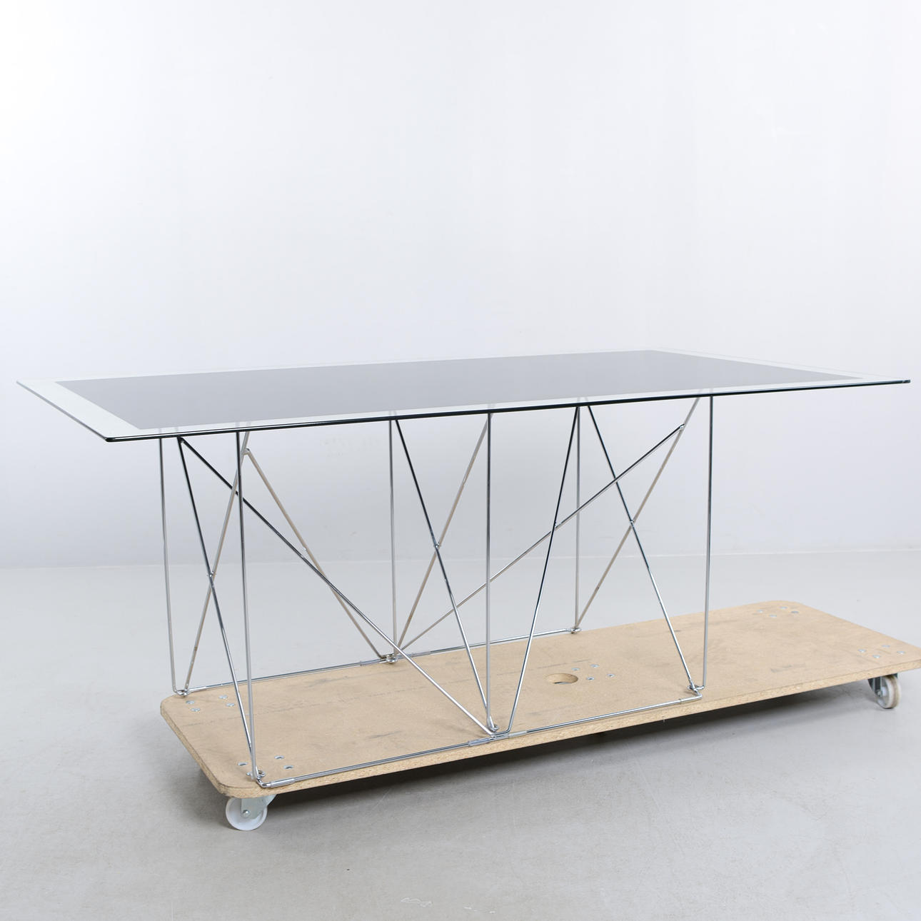 Ein Esstisch, IKEA, zweiter Teil des 20. Jahrhunderts.