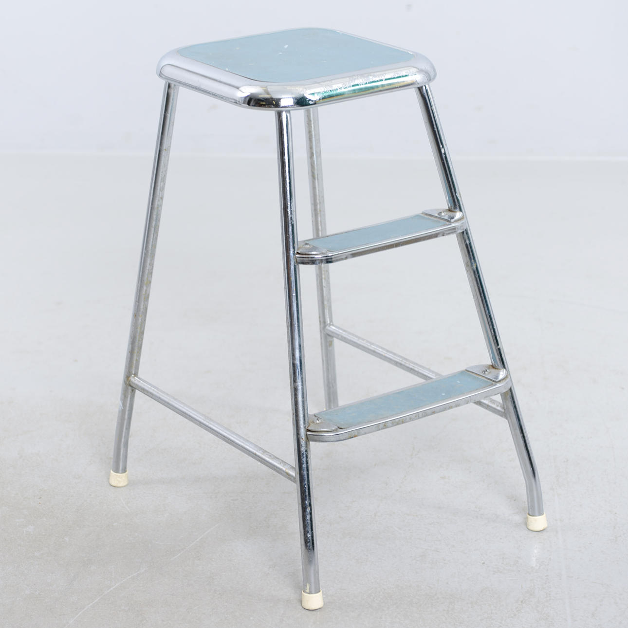 A 20th-century Awab stepladder.