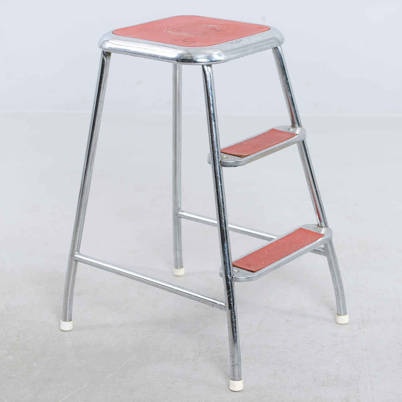 A 20th-century Awab stepladder.