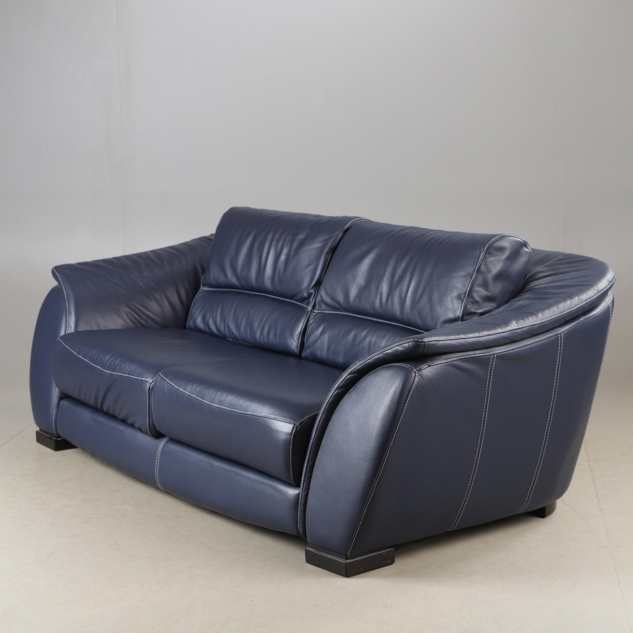 Ein Sofa, mit Leder bezogen, DeCoro, spätere Hälfte des 20. Jahrhunderts.