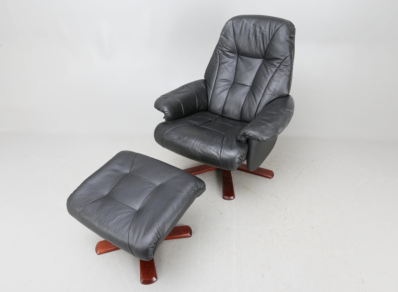 FÅTÖLJ samt PALL, skinn, 19/2000-tal.