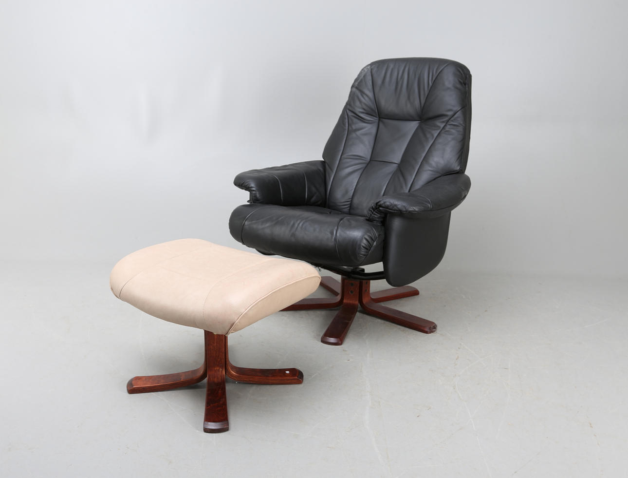 FÅTÖLJ samt PALL, skinn, 19/2000-tal.