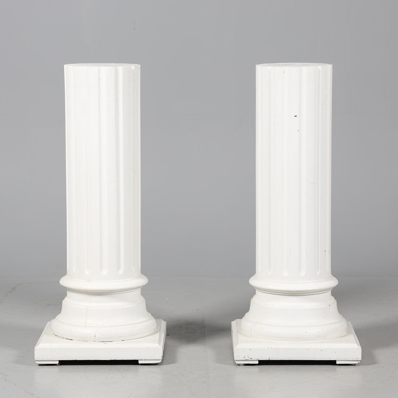 Pylväs, 2 kpl, maalattu puu.