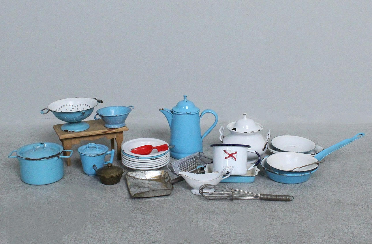 Mycket dockkökstjänst, inklusive emaljservis.