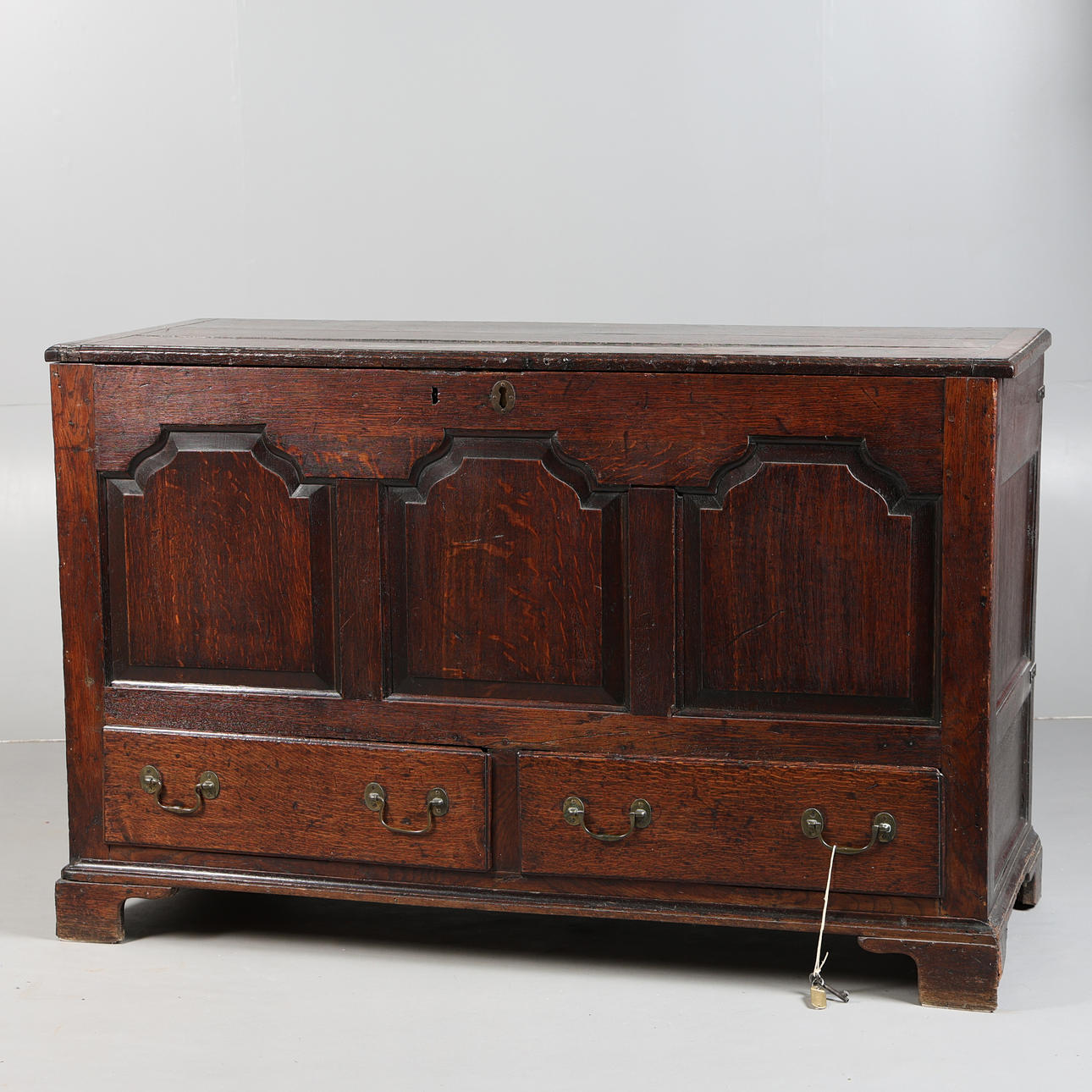 AN 18TH CENTURY OAK MULE CHEST.