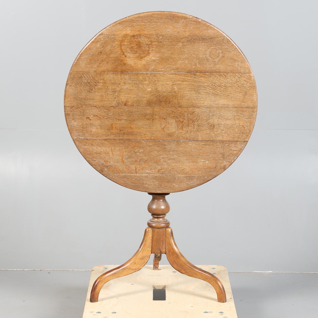 A GEORGE III OAK TRIPOD OCCASIONAL TABLE.
