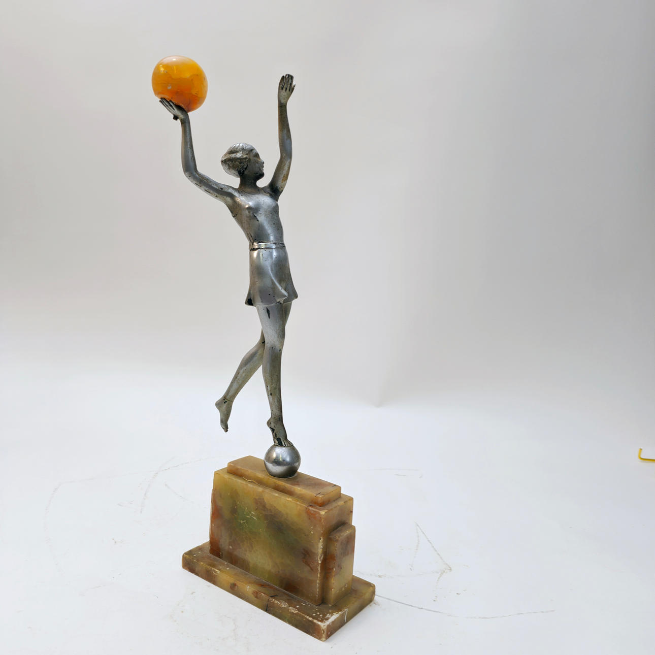 ART DECO SCULPTURE. BASKETBALL PLAYER.