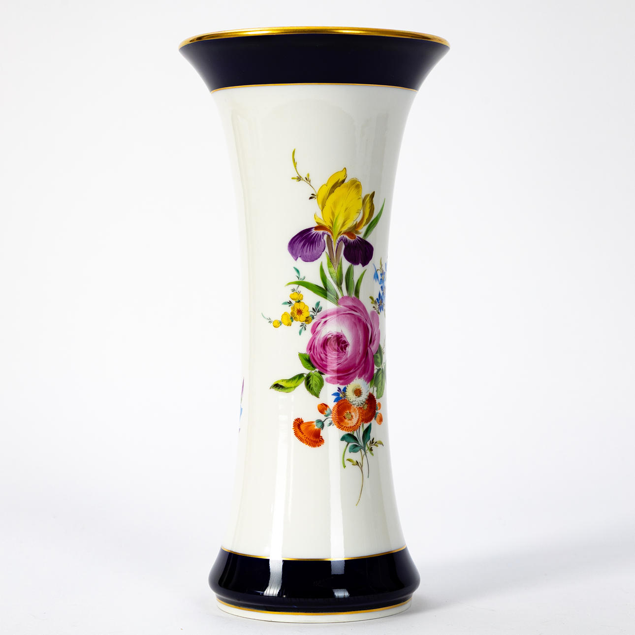 MEISSEN. Stangvase med blomsterbuket, efter 1945.