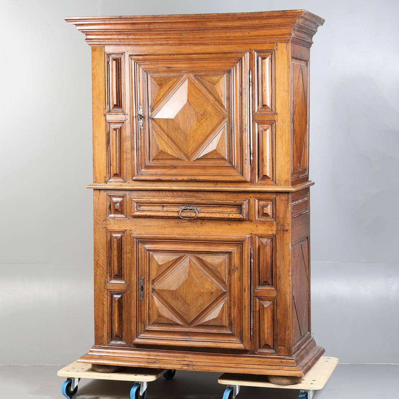 A LARGE 18TH CENTURY FRENCH WALNUT BUFFET CUPBOARD.