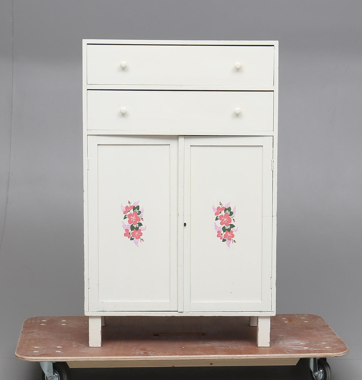 KLÄDSKÅP för barn, 1900-talets mitt.