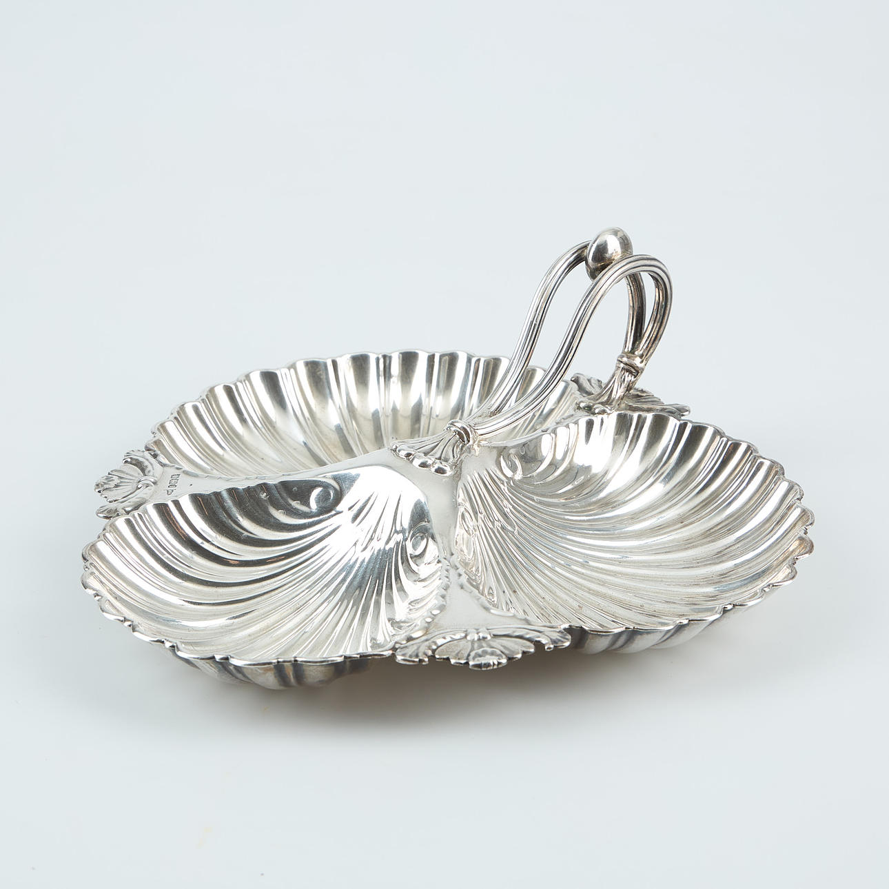 A silver serving dish, Walker & Hall, Sheffield, 1903.