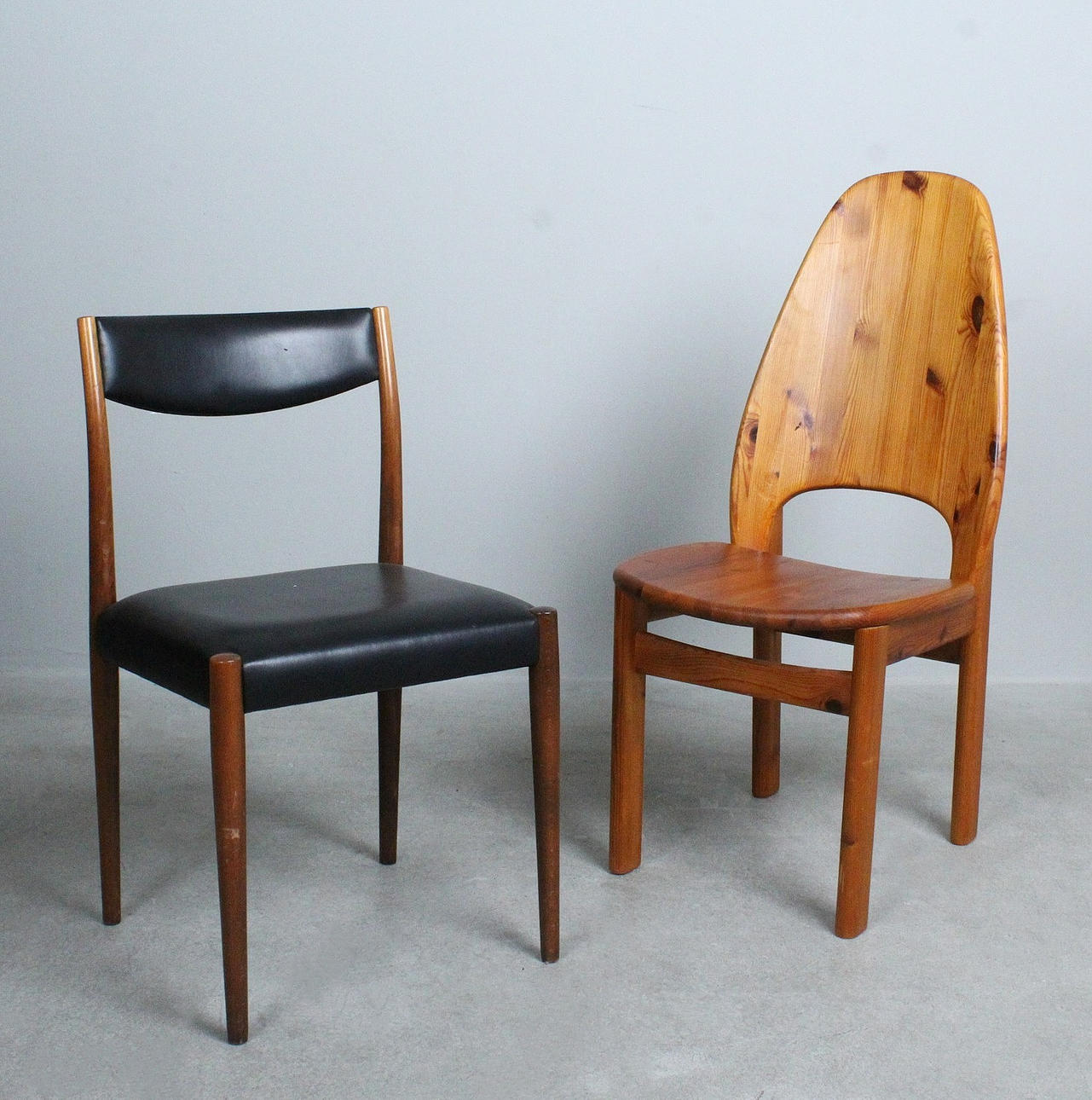 Zwei Stühle der 1970er.