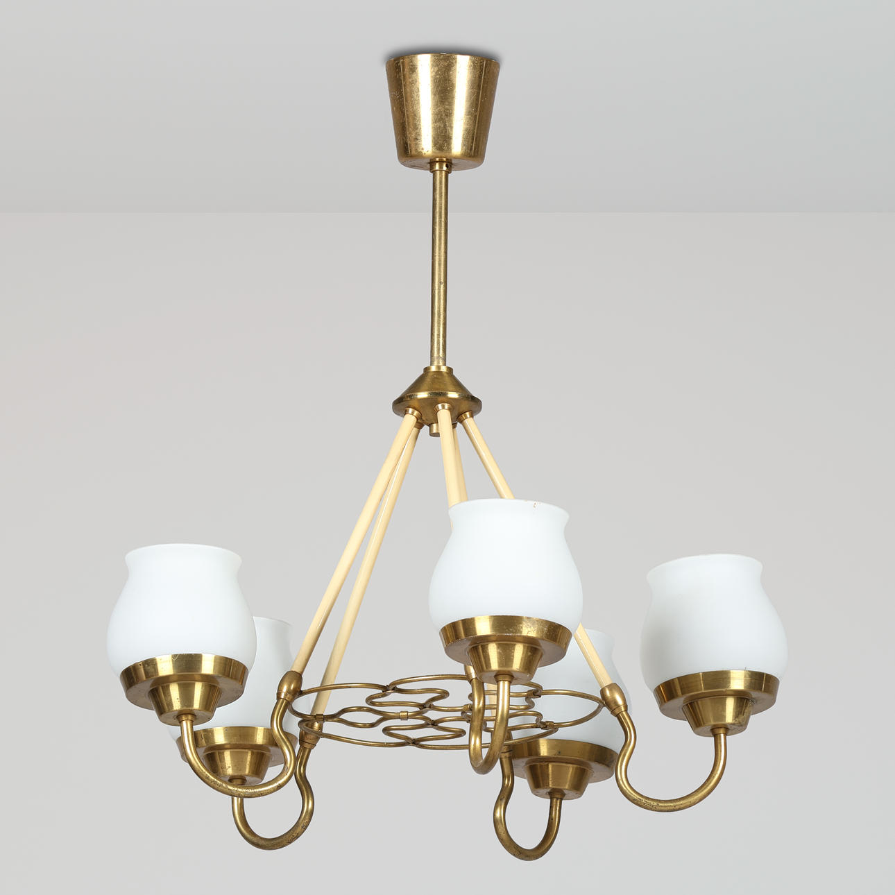 Fünfarmiger Kronleuchter aus Messing mit Opalglasschirmen, dänischer Lampenhersteller, Dänemark, 1940/1950er Jahre.