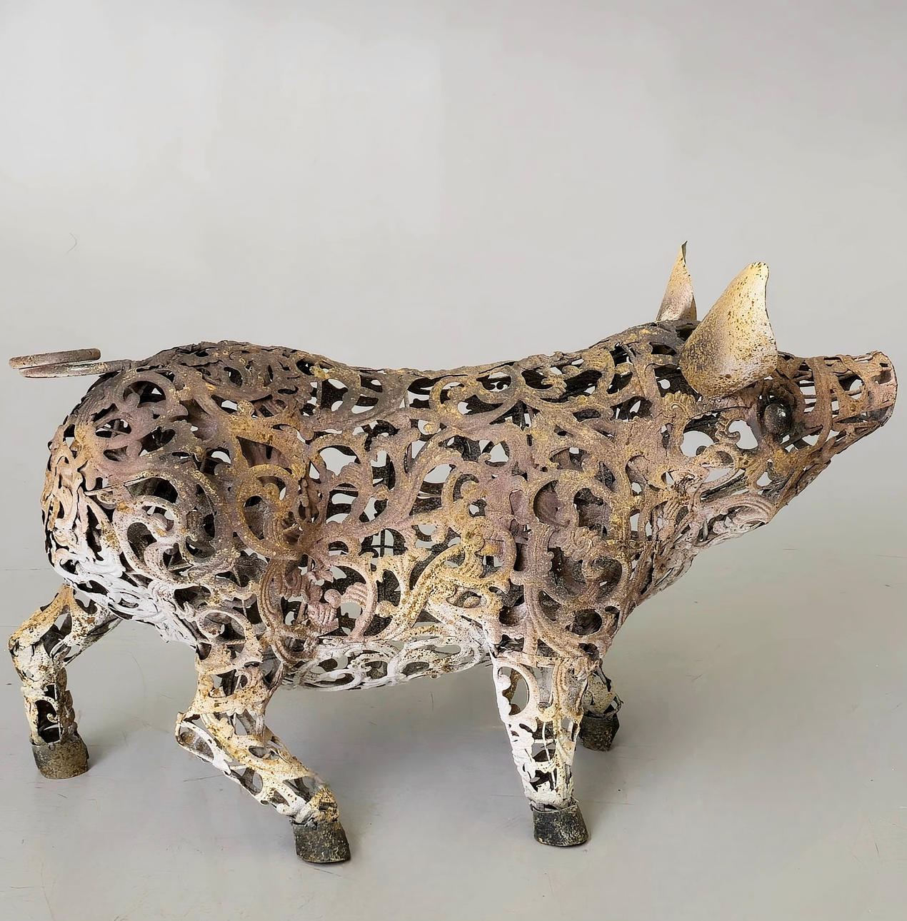 GRISE. LAMINERET STØBEJERN.