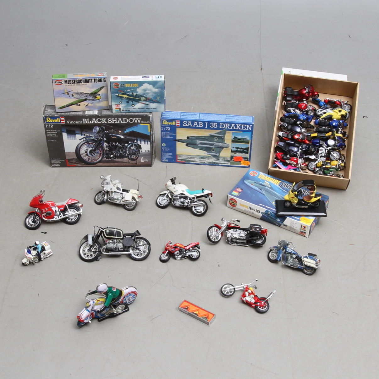 MOTORCYKELMODELLER, BYGGSATSER FLYGPLAN SAMT MOTORCYKEL.