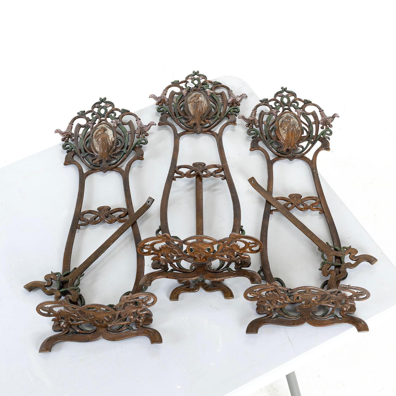 Bordstaffeli, 3-delt støbejern, jugendstil.