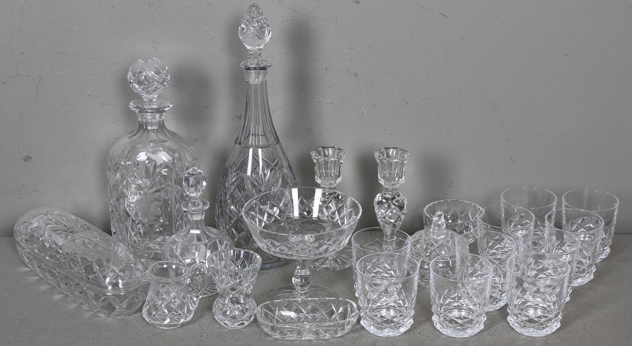 GLASFÖREMÅL, 22 delar, 1900-tal.