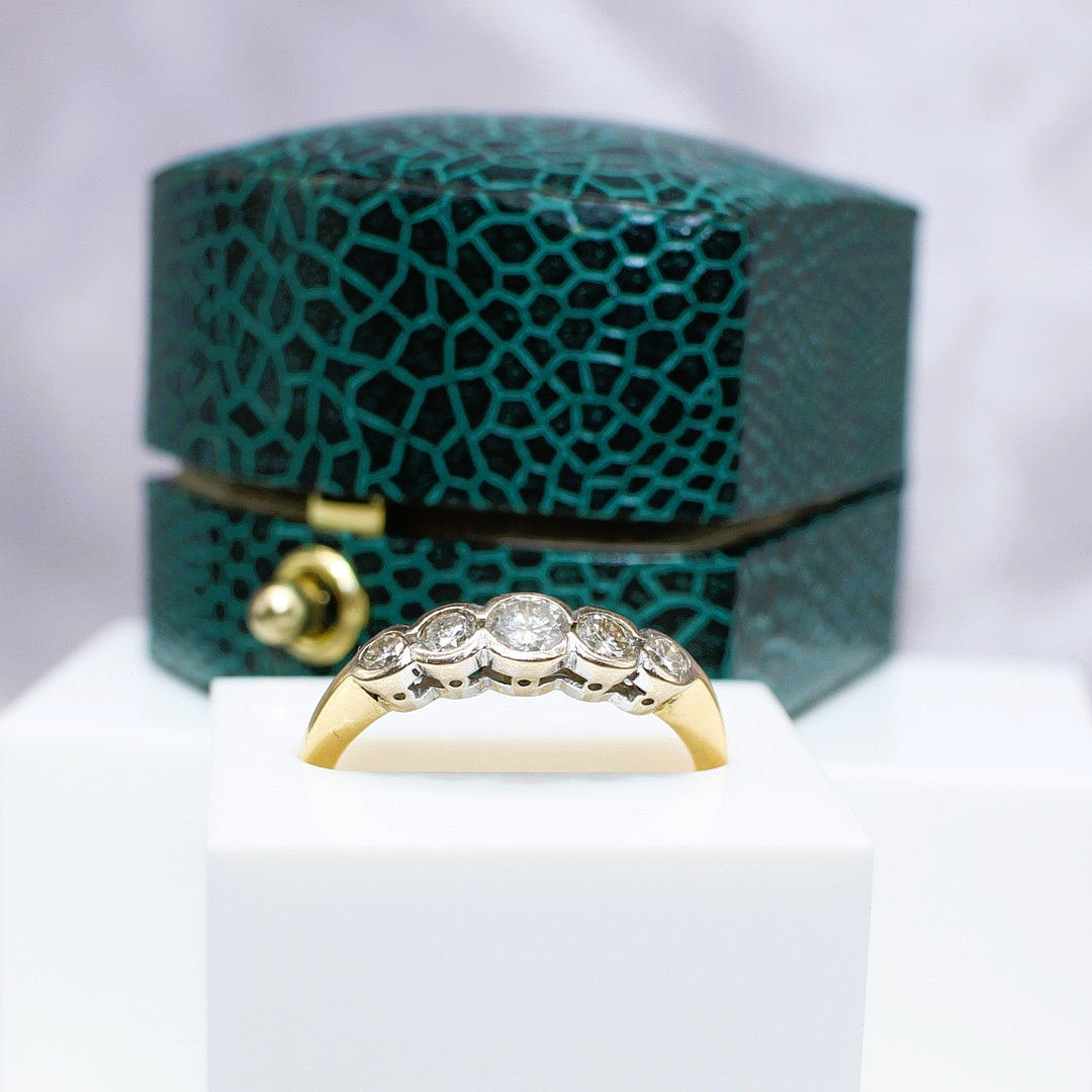 5 STEN DIAMANT RING 18KT GULD.