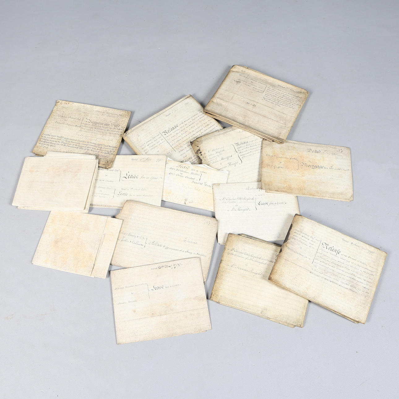 EN SAMLING AV MESTADELS 1700-TALETS MANUSKRIPTINDRINGAR (ANTAL).