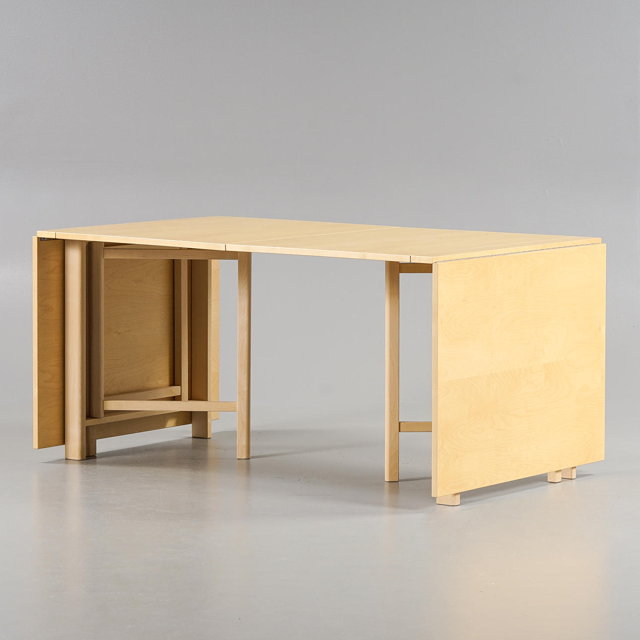 BRUNO MATHSSON. Percussion table “Maria Flap” Bruno Mathsson International, Värnamo, 2002.